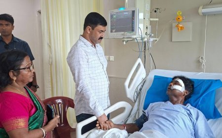 রায়গঞ্জের সাংসদ কার্তিক পাল  শিলিগুড়িতে বেসরকারি হাসপাতালে গিয়ে দেখা করলেন খগেন মুর্মু ও শংকর ঘোষের সাথে