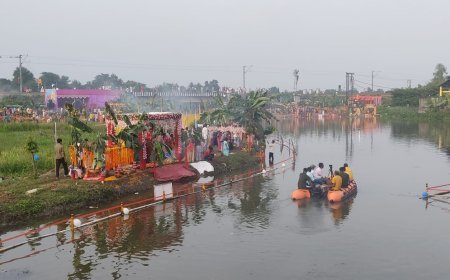 কালিয়াগঞ্জের বর পুকুরের ঘাটে ছট পূজা