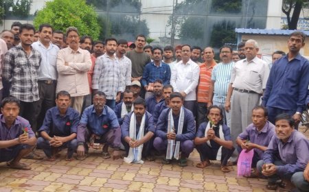 দুর্গাপুজোয় ভালো কাজে সাফাই কর্মীদের সম্বর্ধনা