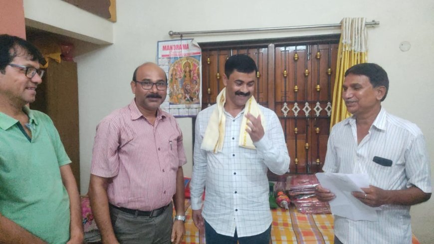 কালিয়াগঞ্জ-বুনিয়াদপুর রেল রূপায়ণ কমিটির ছয় দফা দাবিপত্র সাংসদ কার্তিক পলের হাতে পেশ