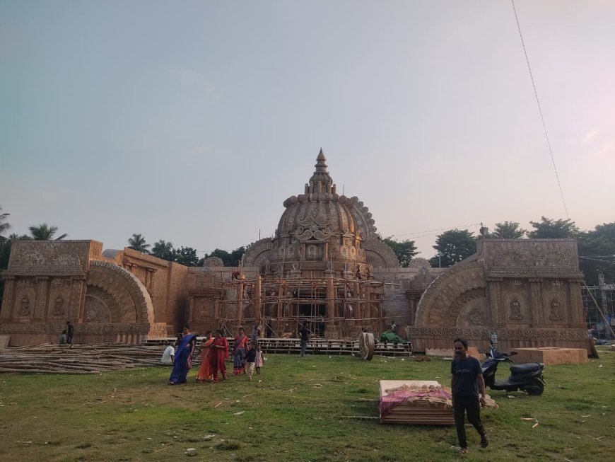 প্লাই উডের টুকরো ধানের শিষ আর পাট দিয়ে কালিয়াগঞ্জে কালিপূজা
