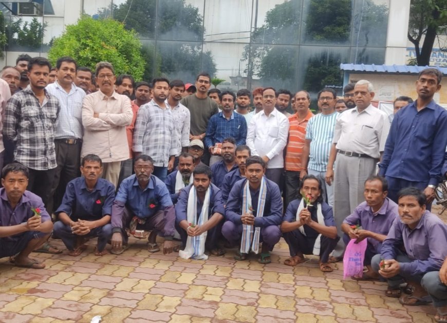 দুর্গাপুজোয় ভালো কাজে সাফাই কর্মীদের সম্বর্ধনা