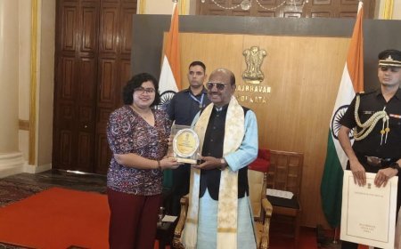  রাজভবনে সম্বর্ধিত সাঁতারু সায়নী দাস