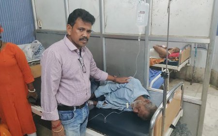 অঞ্জাত পরিচয় ব্যক্তিকে ফুটপাথ থেকে উদ্ধার করে চিকিৎসার জন্য হাসপাতালে ভর্তি করলেন বেকার যুবক