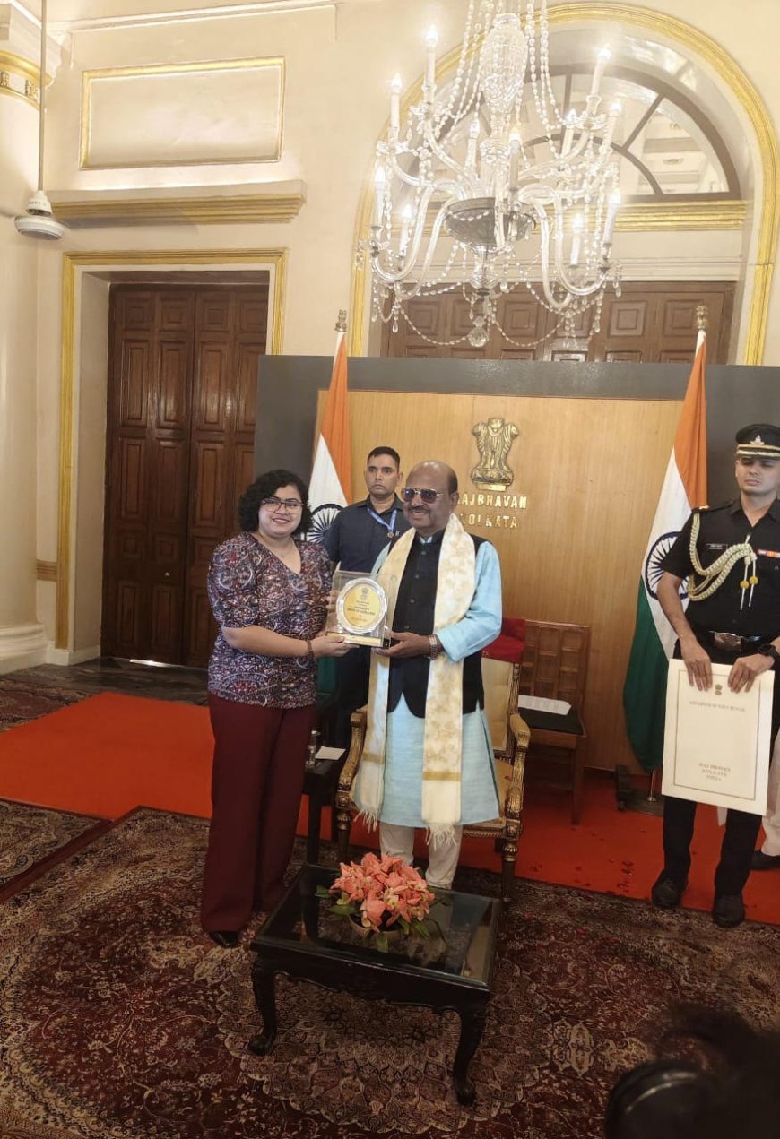  রাজভবনে সম্বর্ধিত সাঁতারু সায়নী দাস