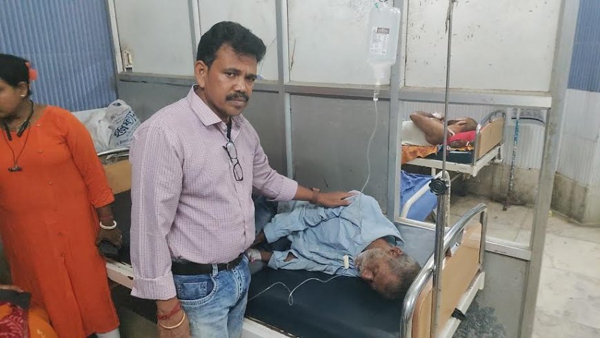 অঞ্জাত পরিচয় ব্যক্তিকে ফুটপাথ থেকে উদ্ধার করে চিকিৎসার জন্য হাসপাতালে ভর্তি করলেন বেকার যুবক