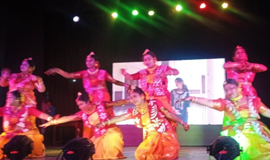 কালিয়াগঞ্জের স্কুলের উৎসবে মায়েরাও নাচলেন