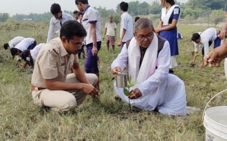 সুন্দরবনের বাঁধ রক্ষায় মন্ত্রীর সঙ্গে ম্যানগ্রোভ রোপণ স্কুলছাত্রদের
