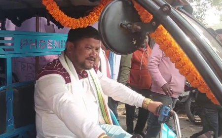 ভোট ঘোষণার আগেই শিক্ষা প্রতিমন্ত্রীর টোটোতে প্রচার