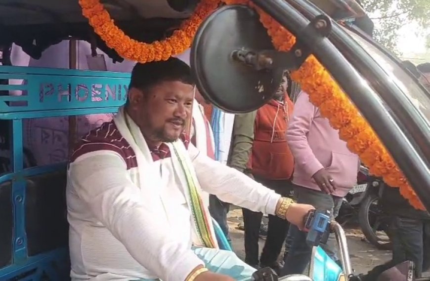 ভোট ঘোষণার আগেই শিক্ষা প্রতিমন্ত্রীর টোটোতে প্রচার