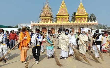 গঙ্গাসাগরে মন্ত্রীর হাতে ঝাড়ু, মেলাকে ‘গ্রিন মডেল’ গড়তে কোমর বাঁধছে প্রশাসন