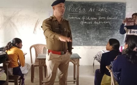 হেমতাবাদে স্কুলে পুলিশের সচেতনতা শিবির