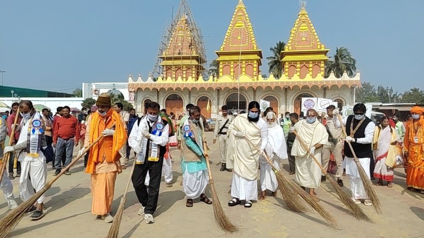 গঙ্গাসাগরে মন্ত্রীর হাতে ঝাড়ু, মেলাকে ‘গ্রিন মডেল’ গড়তে কোমর বাঁধছে প্রশাসন