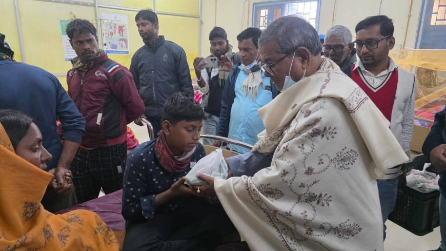 নতুন বছরের শুরুতেই সেবার ডালি: সাগর গ্রামীণ হাসপাতালে রোগীদের ফল বিতরণ মন্ত্রী বঙ্কিমচন্দ্র হাজরার