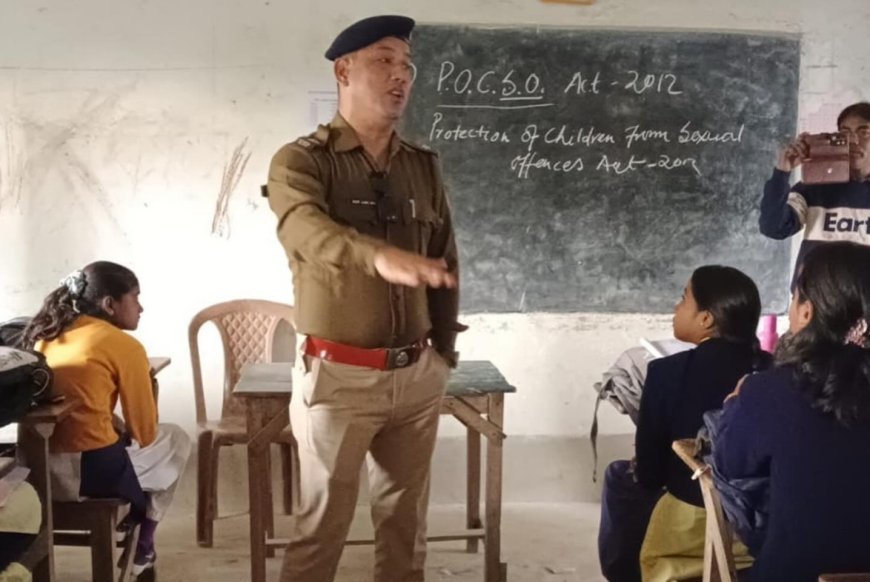 হেমতাবাদে স্কুলে পুলিশের সচেতনতা শিবির