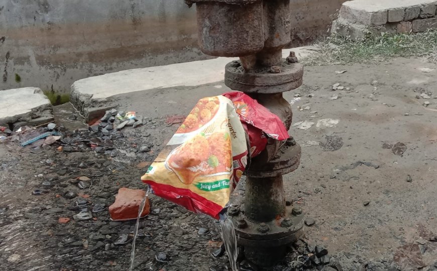 পানীয় জলের ট্যাপ ফেটে জল অপচয় , ক্ষোভে ফুঁসছে সাউথ গড়িয়া গ্রামের বাসিন্দারা