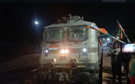 সিউড়ি স্টেশনে স্টপেজ চালক ও গার্ডকে সংবর্ধনা