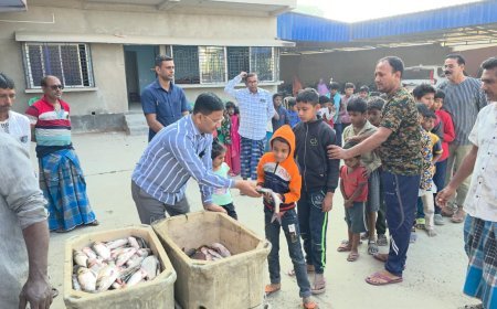 রমজান মাসে মাছ বিলি করলেন জেলা সভাধিপতি কাজল শেখ