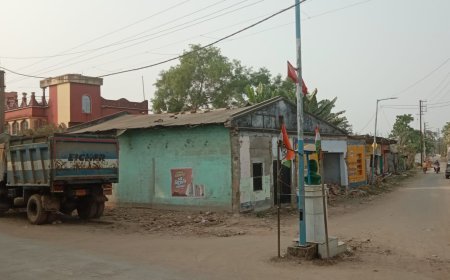 দাঁইহাট পুরসভার আবর্জনা সংগ্রহের দু’টি অত্যাধুনিক গাড়ি অবহেলায় পড়ে নষ্ট হচ্ছে