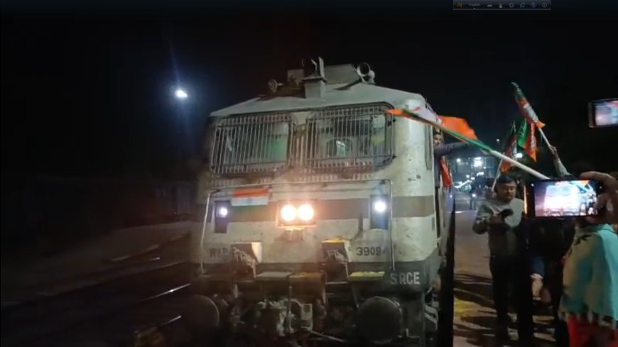 সিউড়ি স্টেশনে স্টপেজ চালক ও গার্ডকে সংবর্ধনা