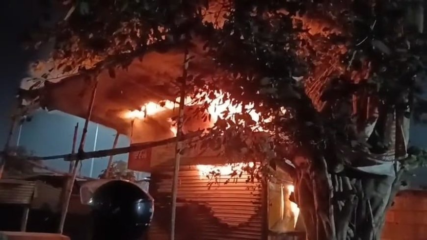 হাওড়ার বালিহল্ট স্টেশনে স্টেশনারি দোকানে আগুন