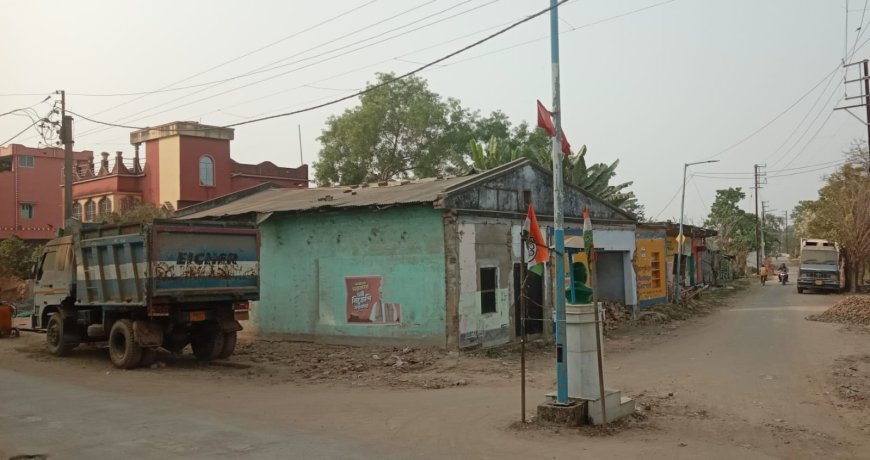 দাঁইহাট পুরসভার আবর্জনা সংগ্রহের দু’টি অত্যাধুনিক গাড়ি অবহেলায় পড়ে নষ্ট হচ্ছে