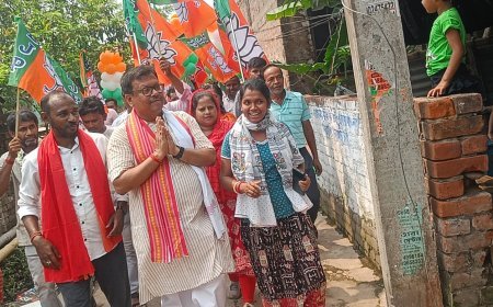 চুঁচুঁড়ায়  প্রচারে বেরিয়ে আপ্লুত বিজেপির প্রার্থী সুবীর নাগ 