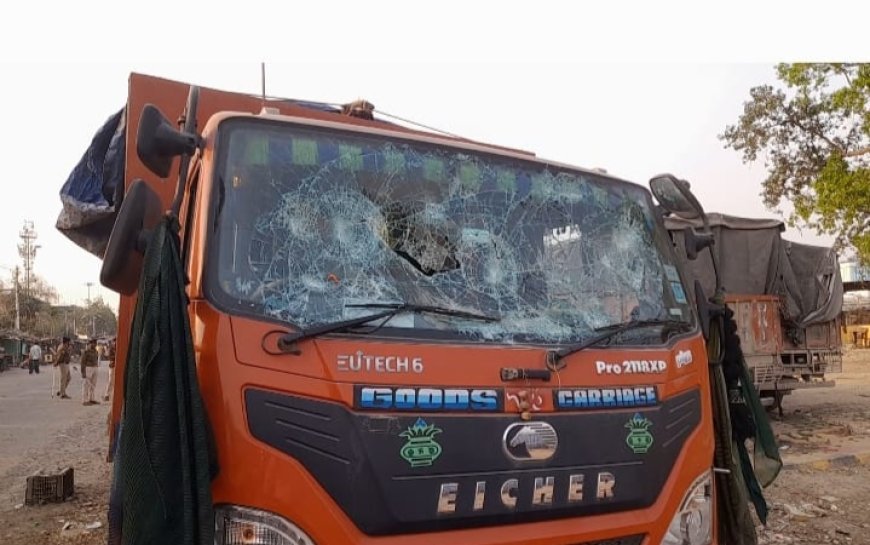 দুর্ঘটনা ঘিরে শালিমারে উত্তেজনা, একাধিক ট্রাকে ভাঙচুর। পুলিশের তৎপরতায় পরিস্থিতি নিয়ন্ত্রণে