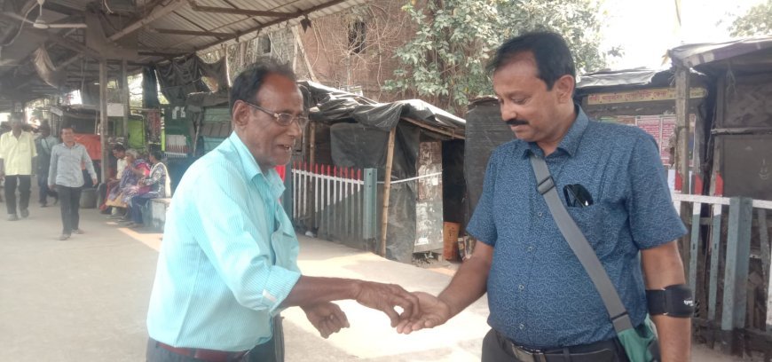 চম্পাহাটির জাদুকর আহম্মদ মোল্লার ম্যাজিকে মুগ্ধ সংবাদিক সুব্রত মন্ডল