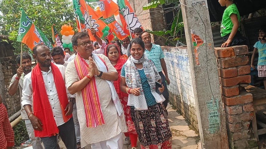 চুঁচুঁড়ায়  প্রচারে বেরিয়ে আপ্লুত বিজেপির প্রার্থী সুবীর নাগ 