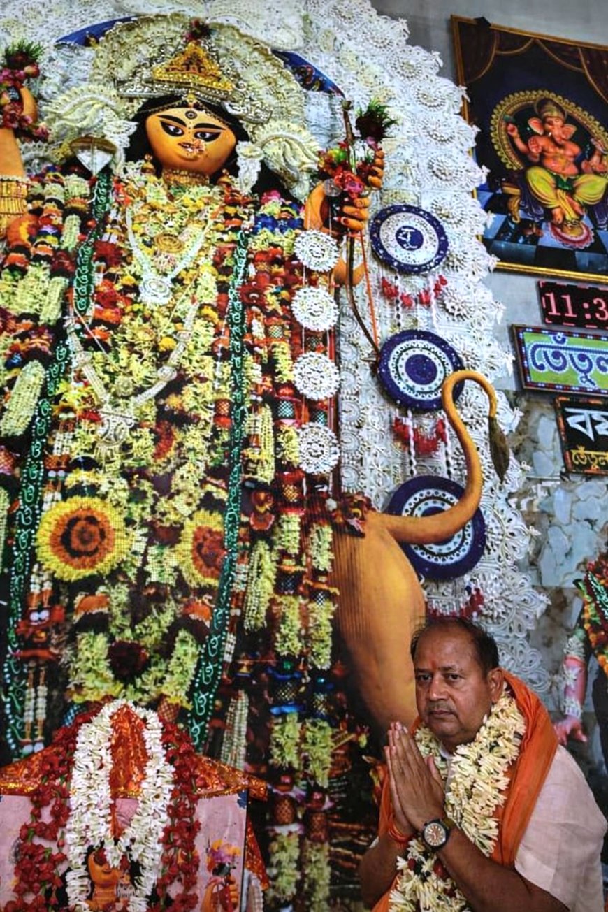 ভদ্রেশ্বর তেঁতুলতলার জাগ্রত জগদ্ধাত্রী মায়ের পুজো দিয়ে প্রচারে নামলেন বিজেপির দিলীপ সিং