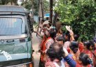 থানার সামনেই তৃণমূল নেতাকে ঝাঁটা-জুতো দেখালেন মানুষজন