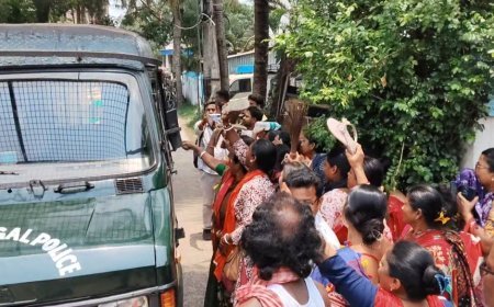 থানার সামনেই তৃণমূল নেতাকে ঝাঁটা-জুতো দেখালেন মানুষজন