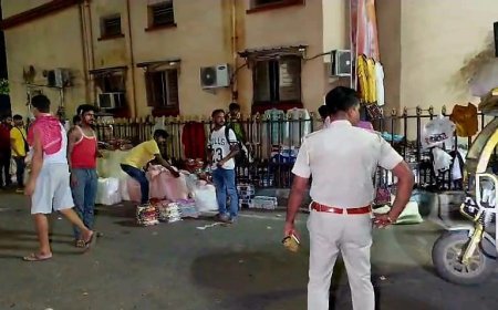 আপাতত কাটল 'জট', প্রশাসনের গাইডলাইন এবং নিয়মশৃঙ্খলা মেনেই বসলো মঙ্গলাহাট। তবে রাস্তায় নয়, হাট বসলো 'ফুটপাতে'
