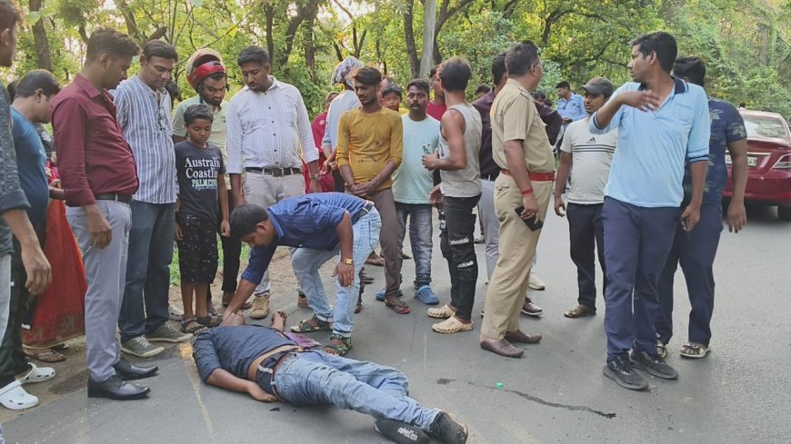 শ্রীনিকেতন-বল্লভপুর রোডে ভয়াবহ পথ দুর্ঘটনা, গুরুতর জখম দুই যুবক
