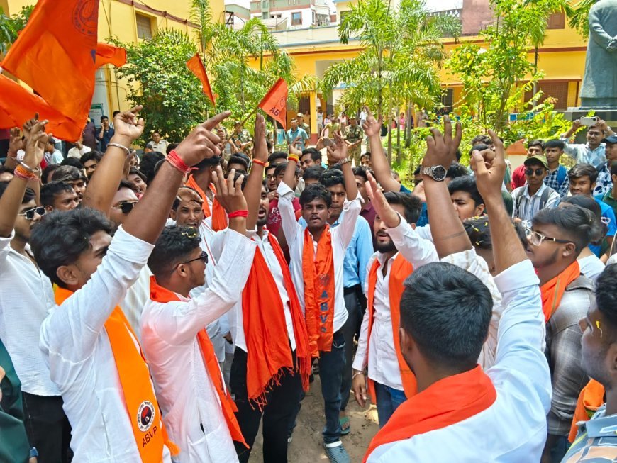 বোলপুর কলেজে এবিভিপির দখলদারির দাবি ঘিরে রাজনৈতিক উত্তেজনা, কলেজ ইউনিয়নের দায়িত্বভার গ্রহণের ঘোষণা