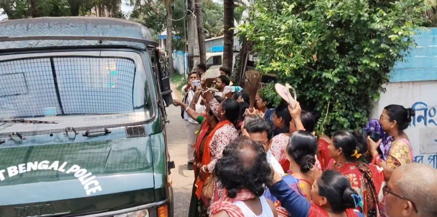 থানার সামনেই তৃণমূল নেতাকে ঝাঁটা-জুতো দেখালেন মানুষজন