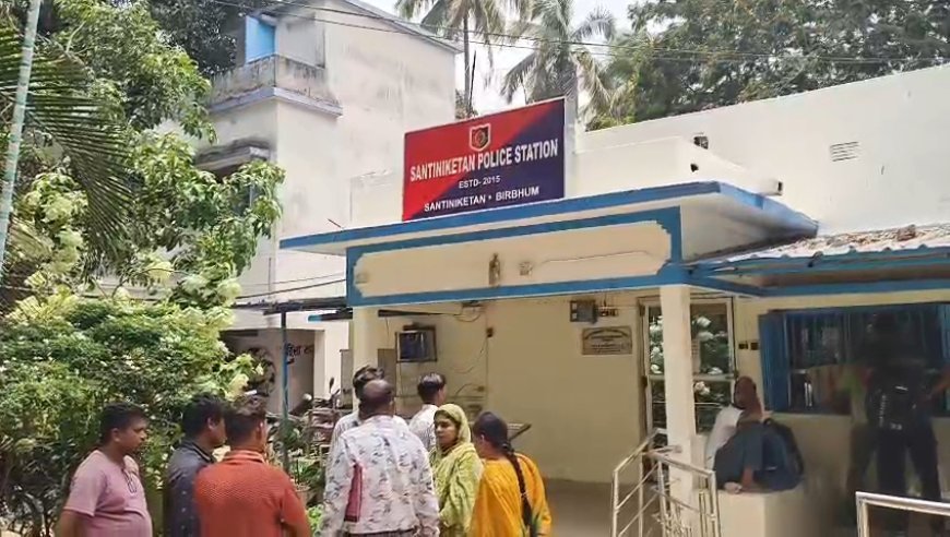 শান্তিনিকেতনে পুলিশি আচরণের অভিযোগে উত্তেজনা, থানার সামনে বিক্ষোভে গ্রামবাসীরা