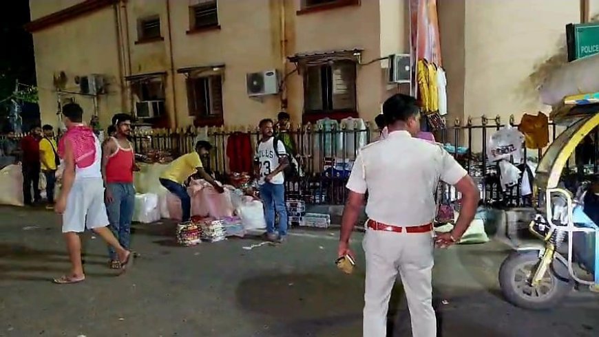 আপাতত কাটল 'জট', প্রশাসনের গাইডলাইন এবং নিয়মশৃঙ্খলা মেনেই বসলো মঙ্গলাহাট। তবে রাস্তায় নয়, হাট বসলো 'ফুটপাতে'