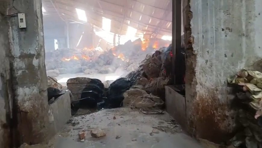 বাউড়িয়া জুটমিলে বিধ্বংসী আগুন, প্রচুর টাকার ক্ষয়ক্ষতির আশঙ্কা