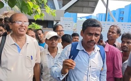 কারখানায় ধর্মঘট পালন করলেন শ্রমিকরা