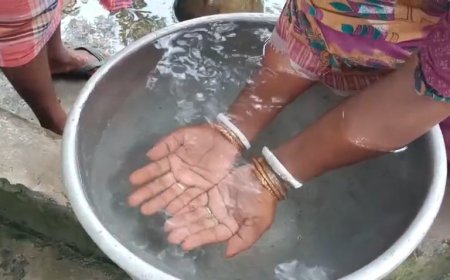 নলকূপের জলের সঙ্গে উঠছে শ্যাওলা ও পোকা, অসুস্থ গ্রামের শিশুরা