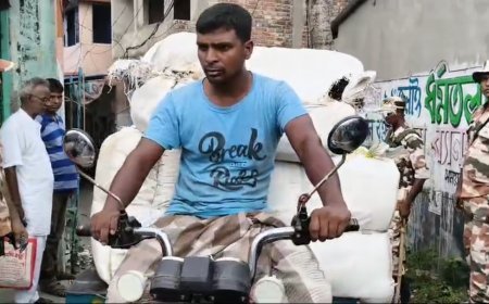 কুলপির প্রাক্তন বিধায়ক যোগরঞ্জন হালদারের দলীয় কার্যালয় থেকে উদ্ধার বিপুল ত্রাণ সামগ্রী