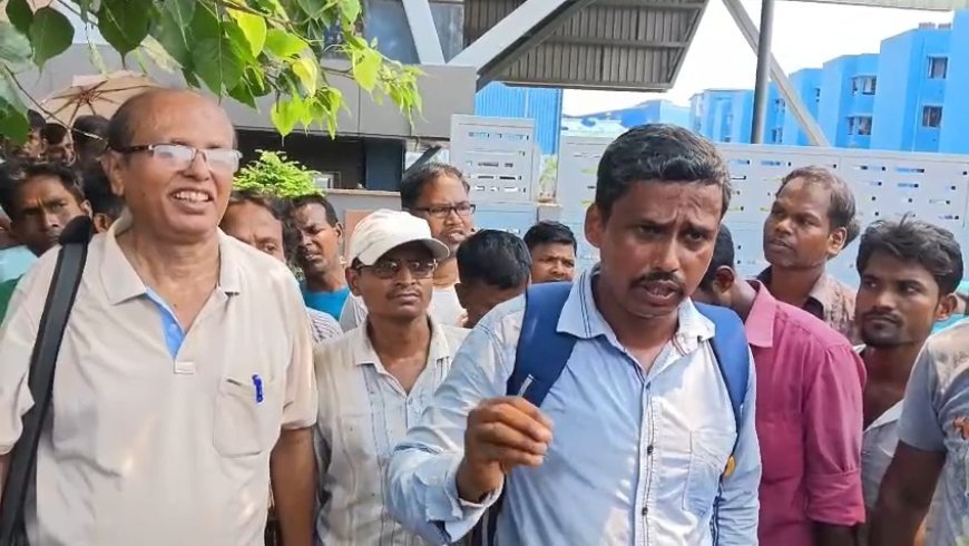 কারখানায় ধর্মঘট পালন করলেন শ্রমিকরা