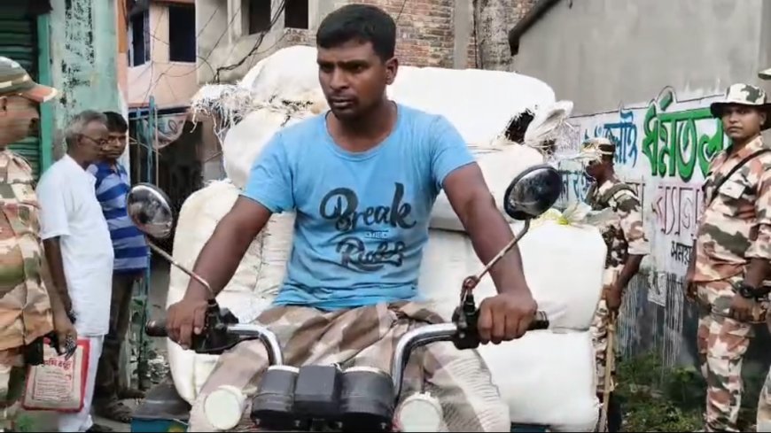 কুলপির প্রাক্তন বিধায়ক যোগরঞ্জন হালদারের দলীয় কার্যালয় থেকে উদ্ধার বিপুল ত্রাণ সামগ্রী