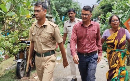 মদের বোতল ও জুতোর মালা তৈরী!তৃণমূল পঞ্চায়েত সদস্যকে দেওয়ার আগেই পুলিশ তৃণমূল পঞ্চায়েত সদস্যকে করে উদ্ধার করে আটক করলো 