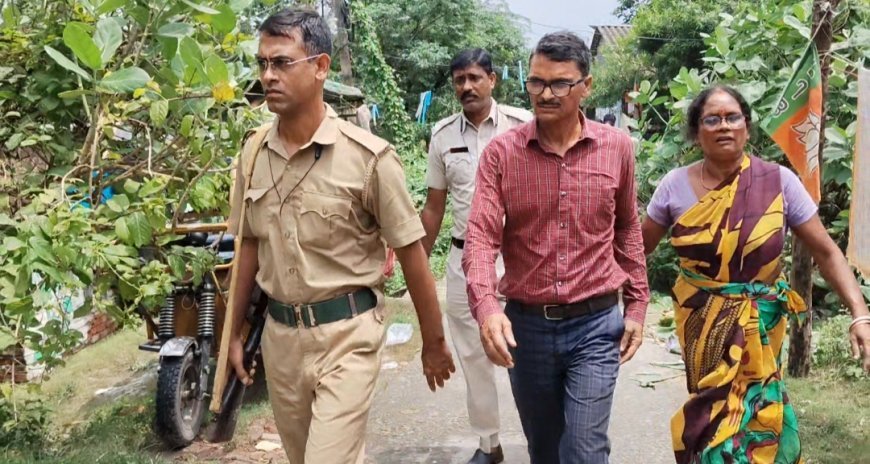 মদের বোতল ও জুতোর মালা তৈরী!তৃণমূল পঞ্চায়েত সদস্যকে দেওয়ার আগেই পুলিশ তৃণমূল পঞ্চায়েত সদস্যকে করে উদ্ধার করে আটক করলো 