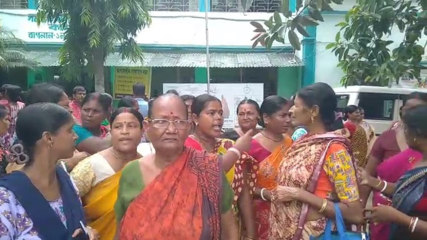 অন্নপূর্ণা ভাণ্ডারের টাকা না পাওয়ায় বাগনানে বিডিও অফিসে বিক্ষোভ মহিলাদের
