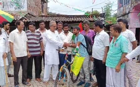 জাতীয় পতাকার অবমাননা রুখতে সাইকেল যাত্রায় সুন্দরবনের দুই যুবক
