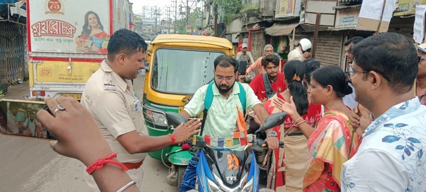 পথ নিরাপত্তা নিয়ে সোনারপুর ট্রাফিক পুলিশ এবং নাগরিক সেবা সংঘের উদ্যোগে অভিনব কর্মসূচি
